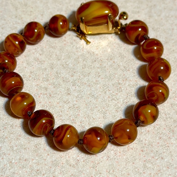Vintage Trifari crown faux tortoiseshell stone and bead bracelet set (571) - Picture 8 of 9